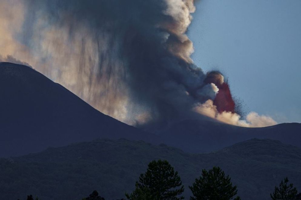 L'eruzione dell'Etna ha provocato una nube di fumo e cenere alta 4,5 chilometri - Reuters
