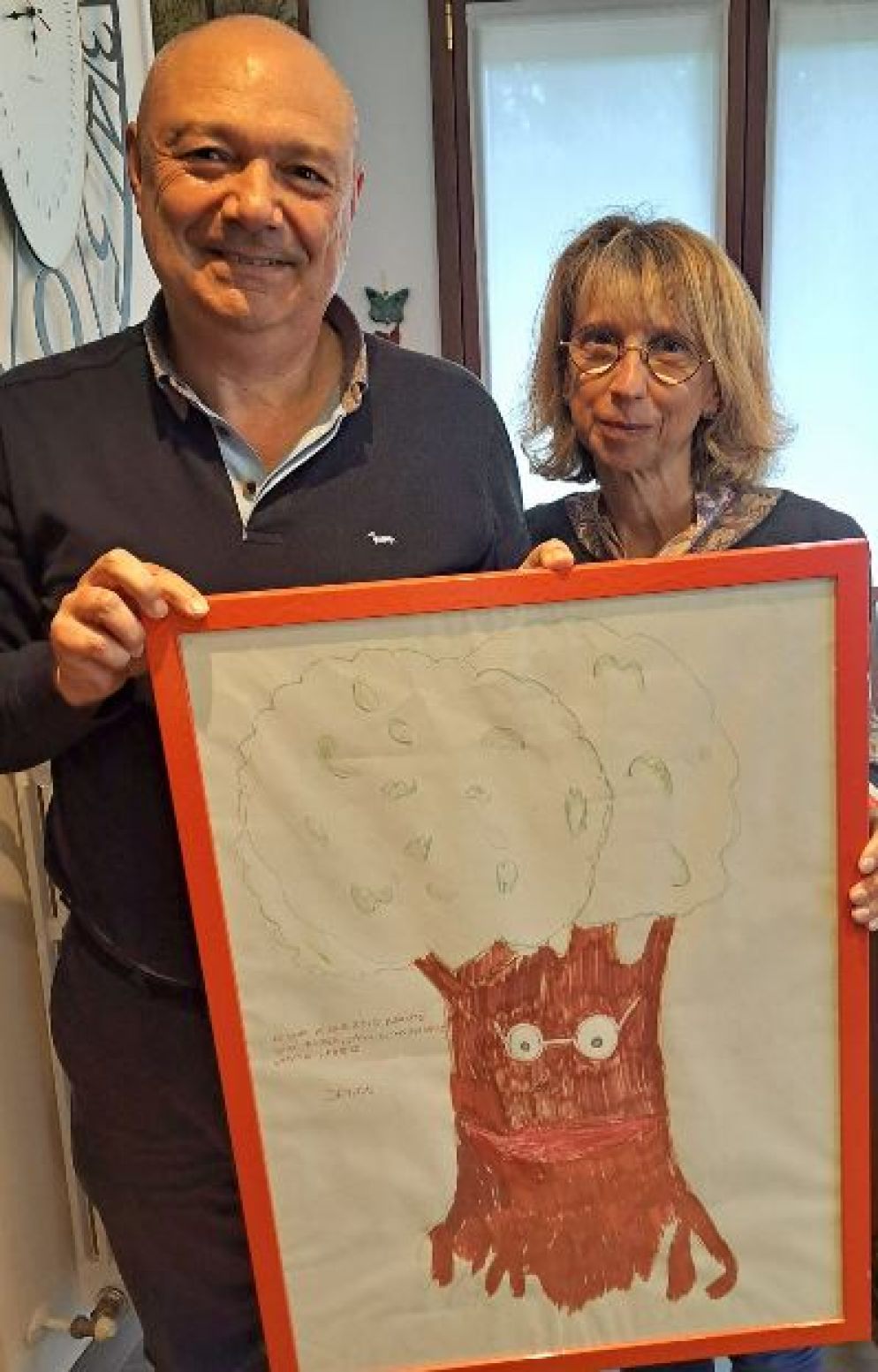 Paola e Massimo con la quercia disegnata dal figlio Davide e diventata simbolo dell'associazione "La vita è un dono"