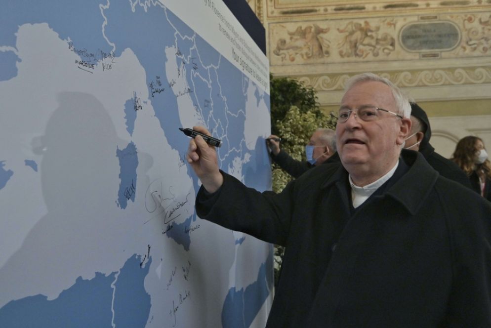 Il cardinale Gualtiero Bassetti durante l'incontro per la pace nel Mediterraneo a Firenze lo scorso febbraio - Siciliani/Cei