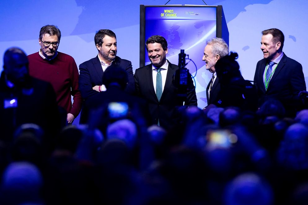 Foto di gruppo alla convention "Winds of change", da sinistra: Giancarlo Giorgetti, Matteo Salvini, André Ventura, Gerolf Annemans, Harald Vilimsky - Ansa