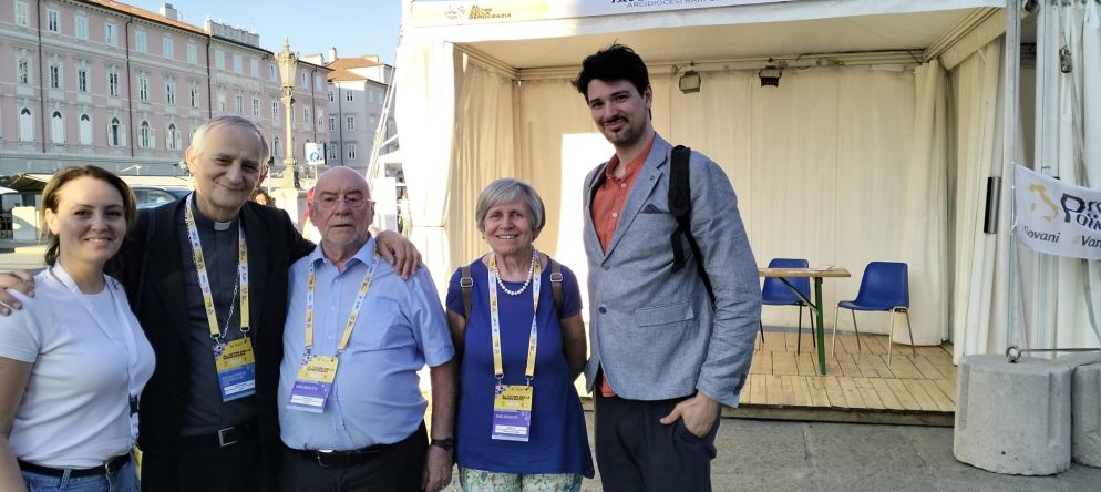 Operatori del Cicsene insieme al cardinale Matteo Zuppi al Villaggio delle buone pratiche alla Settimana sociale di Trieste