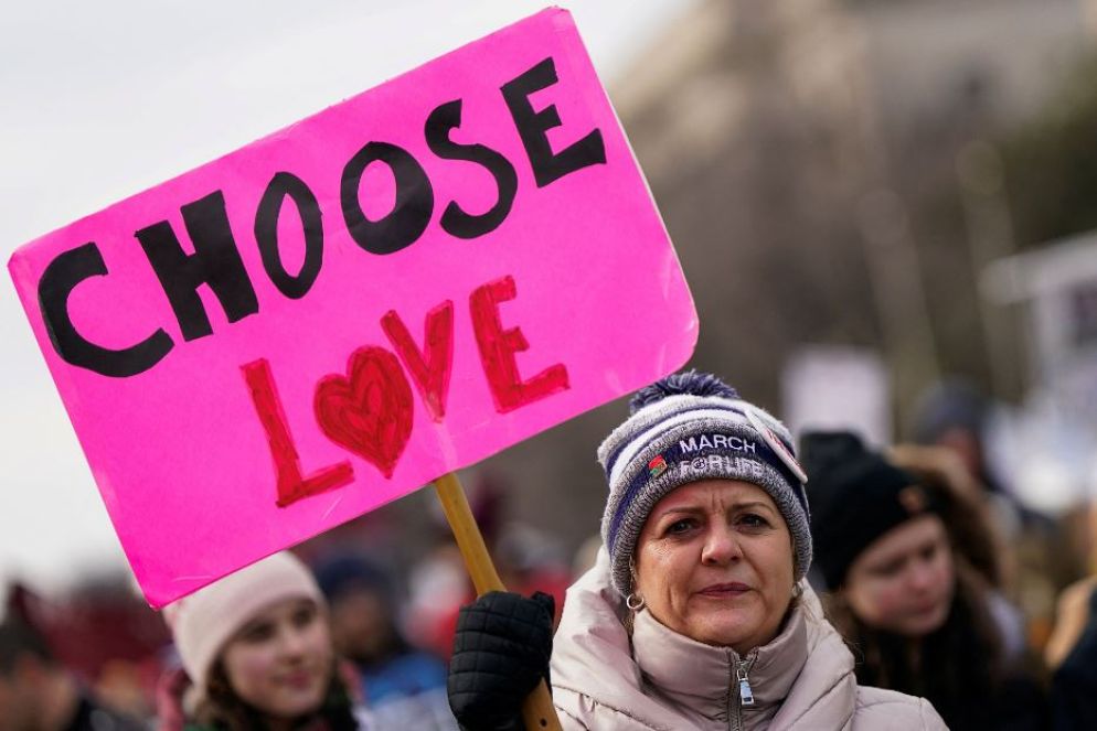 Una manifestante chiede di "scegliere la vita"