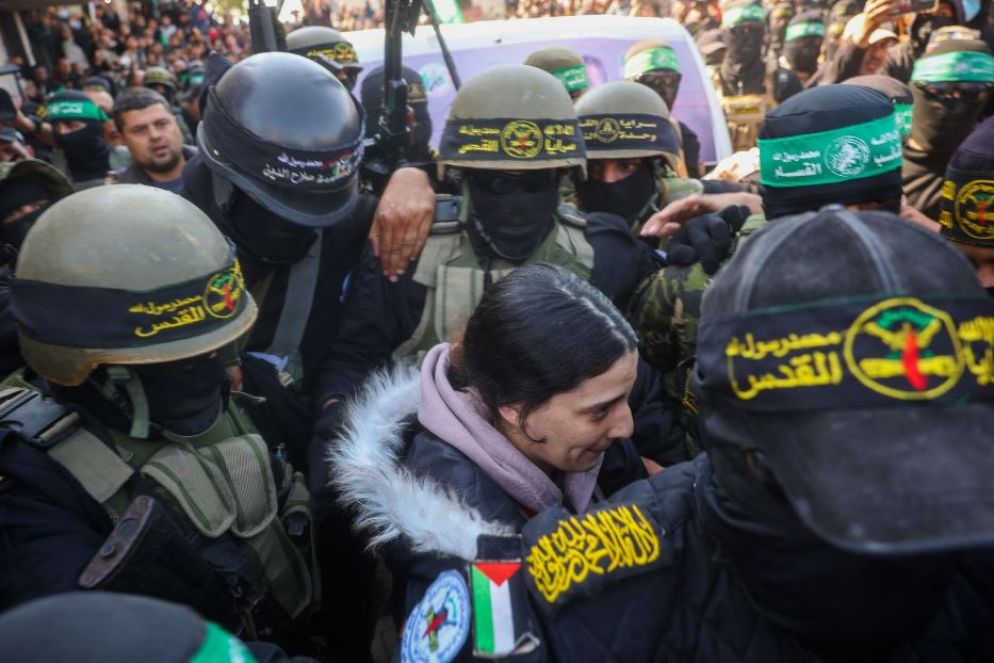 Arbel Yehud, tra i miliziani con il volto coperto, pressata dalla folla al momento del rilascio a Khan Yunis - Ansa