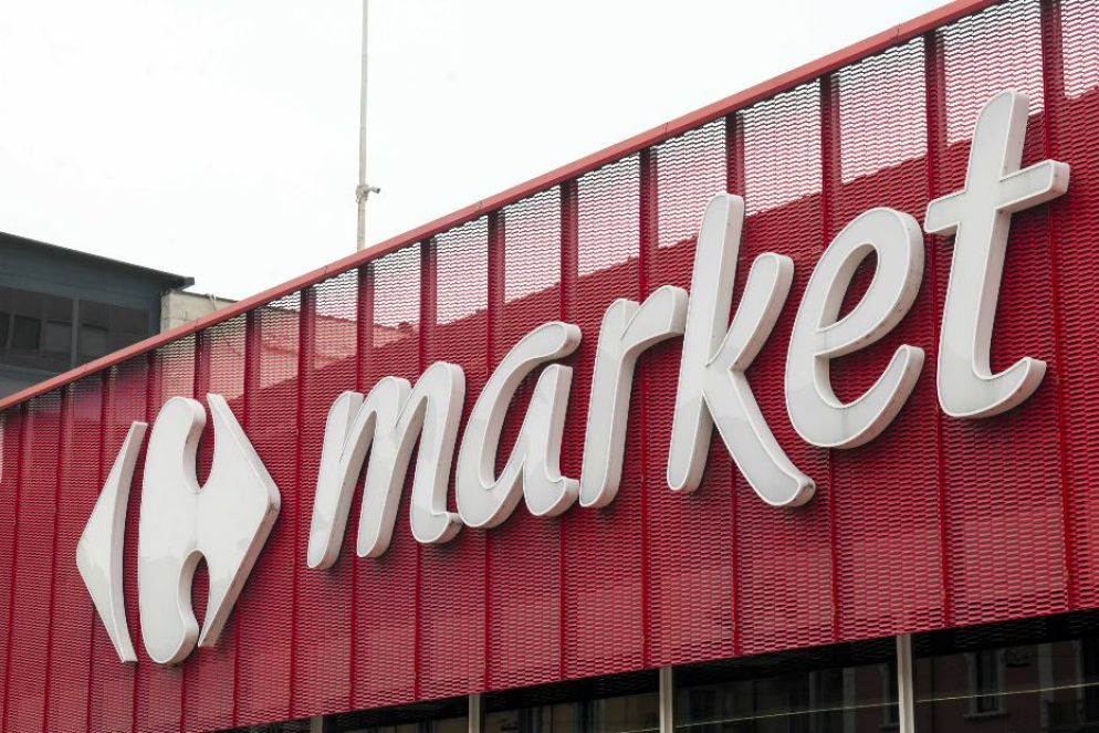 L'insegna di un supermercato Carrefour - Fotogramma