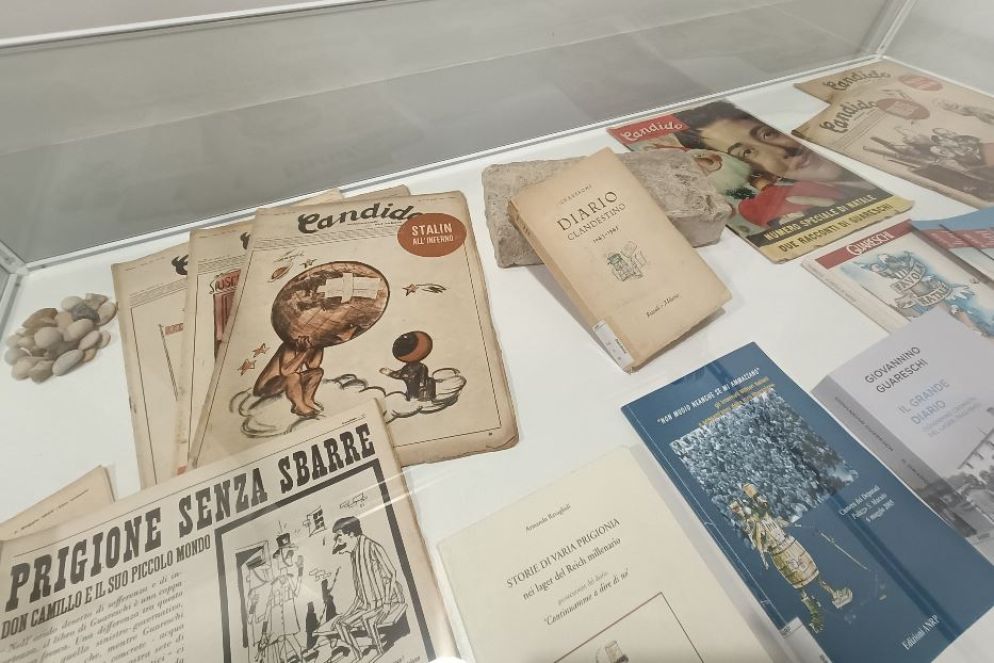 Una delle teche della mostra dedicata a Giovannino Guareschi - Foto Anrp