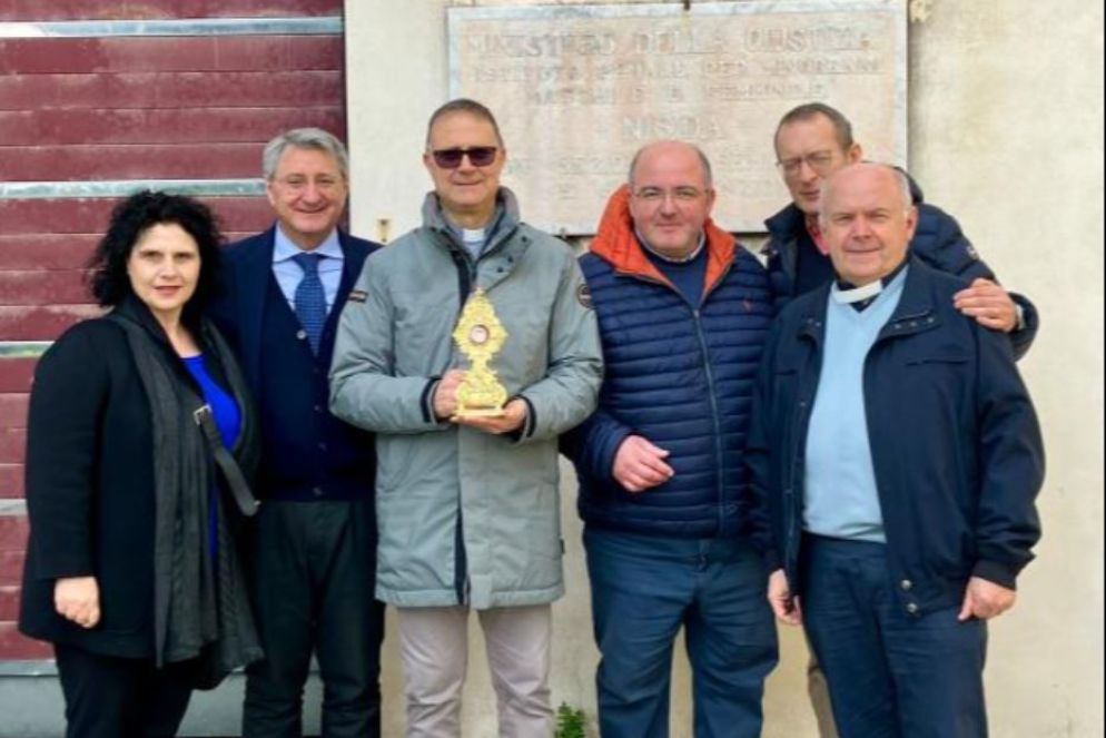 Al centro con la reliquia di Acutis, don Fabio De Luca, cappellano del carcere minorile di Nisida - .