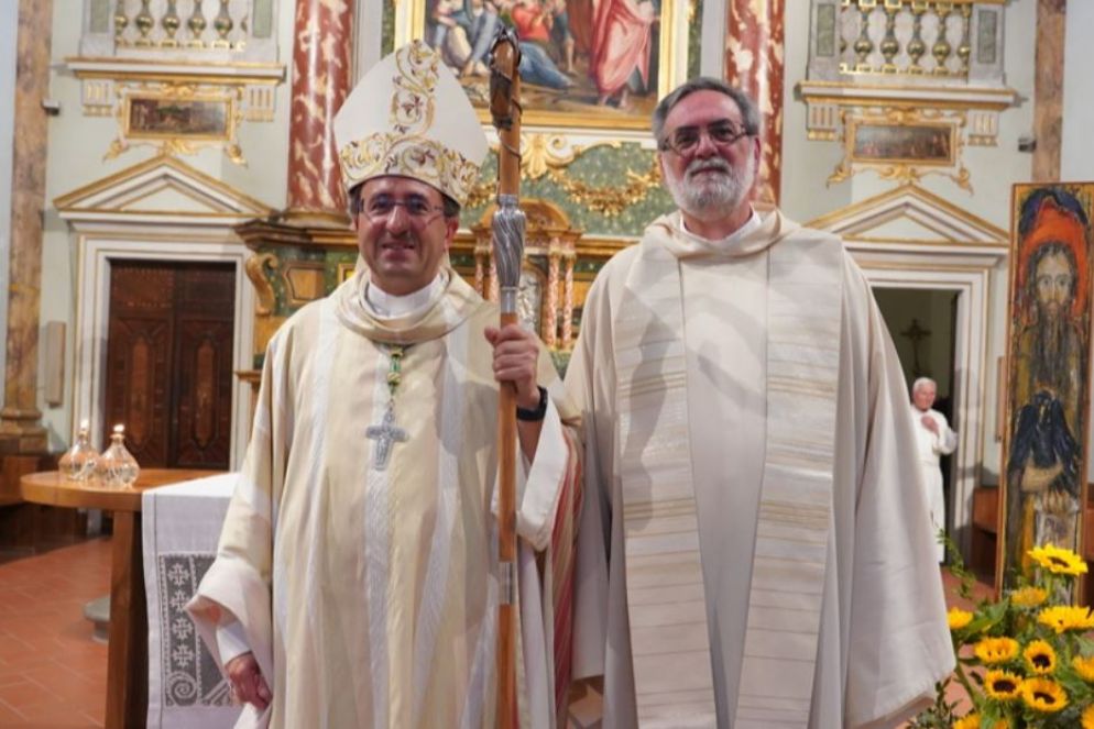 Il vescovo di Arezzo-Cortona-Sansepolcro, Andrea Migliavacca, e il monaco camaldolese Roberto Fornaciari - Ufficio stampa diocesi Arezzo-Cortona-Sansepolcro