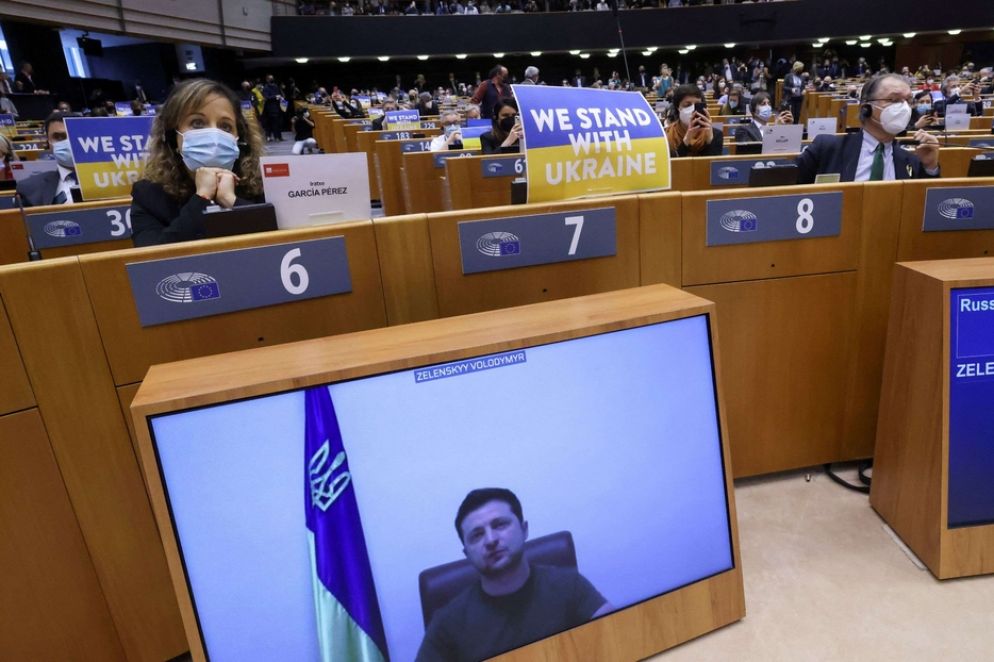Il presidente ucraino Zelensky in videocollegamento con il Parlamento Ue in seduta plenaria straordinaria - Reuters
