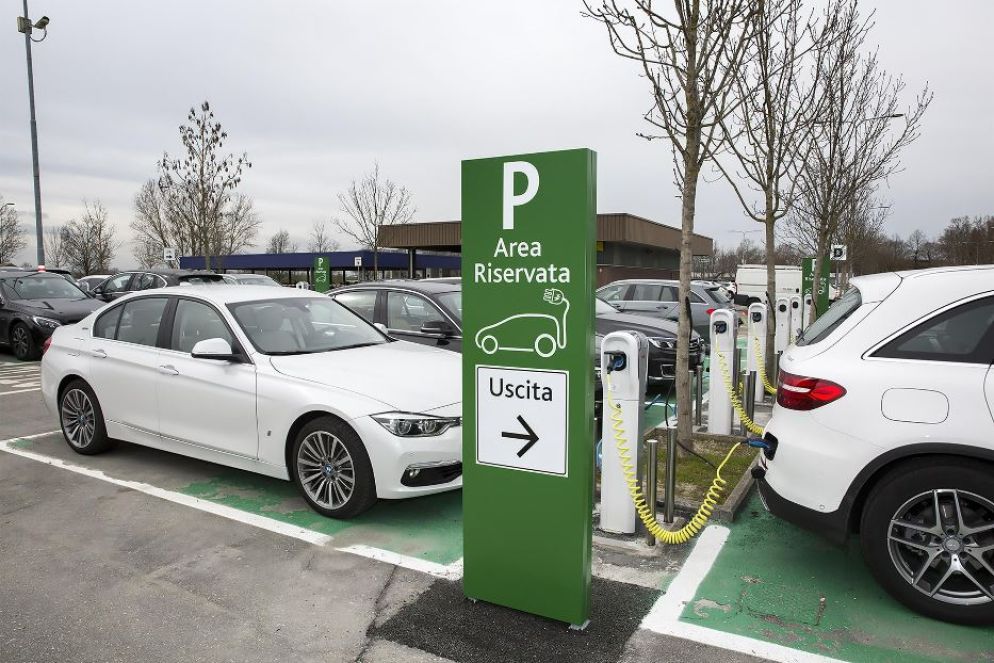 Le postazioni di ricarica per le auto aziendali della Barilla - Ansa