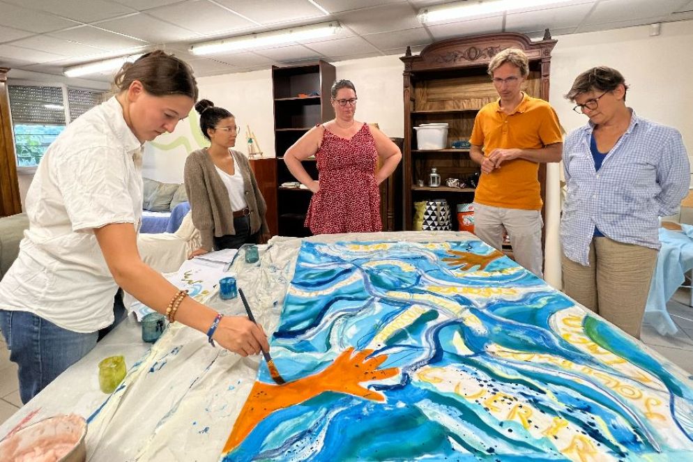 Il direttore della Casa Bernadette, Gonzague De Fombelle, durante un'iniziativa nei quartieri più pericolosi di Marsiglia - Gambassi