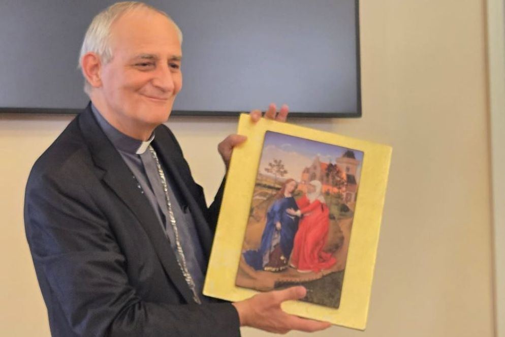 Il cardinale Zuppi con l'immagine donata dal MpV