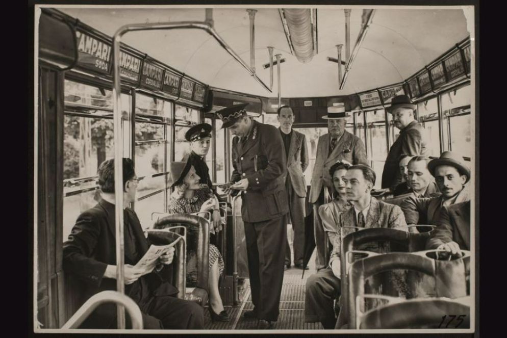Controllore e bigliettario a bordo del tram tipo 1928. Anno 1941 - Archivio storico Atm