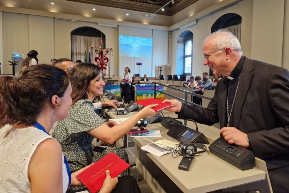 Il segretario generale della Cei, l'arcivescovo Giuseppe Baturi, con i ragazzi del Consiglio dei giovani del Mediterraneo in Palazzo Vecchio - Andrea Ceredani