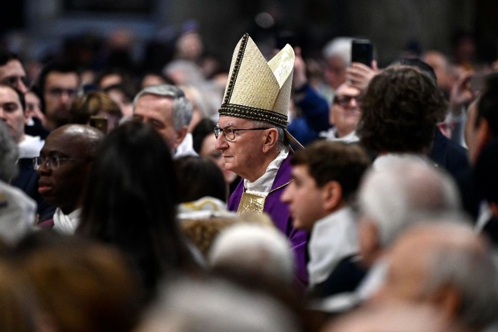 Il cardinale Parolin tra i volontari del Movimento per la Vita alla Messa in San Pietro - Ansa
