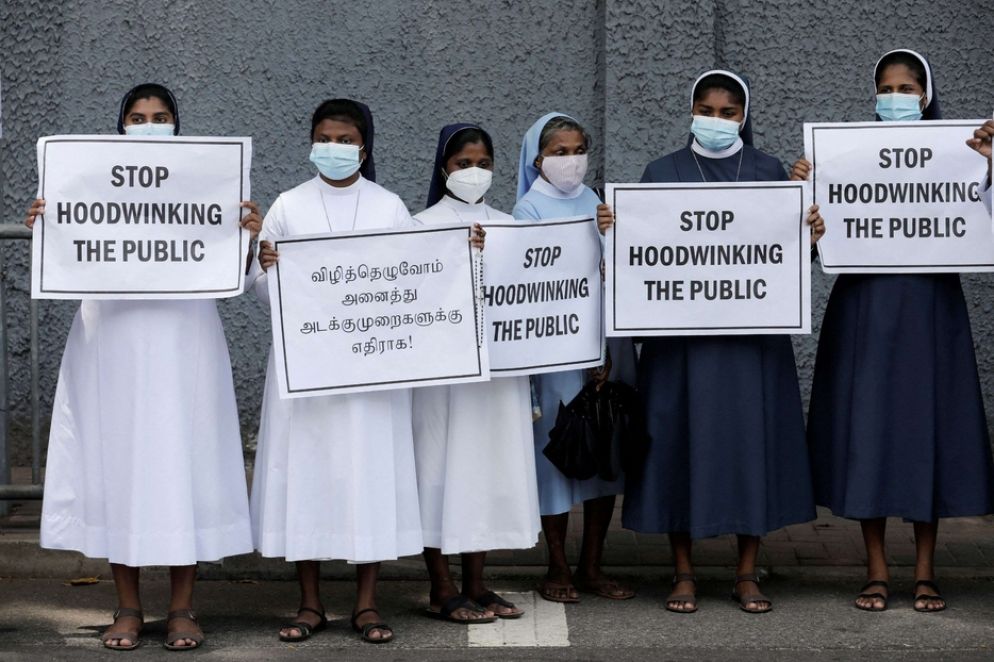 Un gruppo di suore cattoliche in piazze contro la corruzione - Reuters