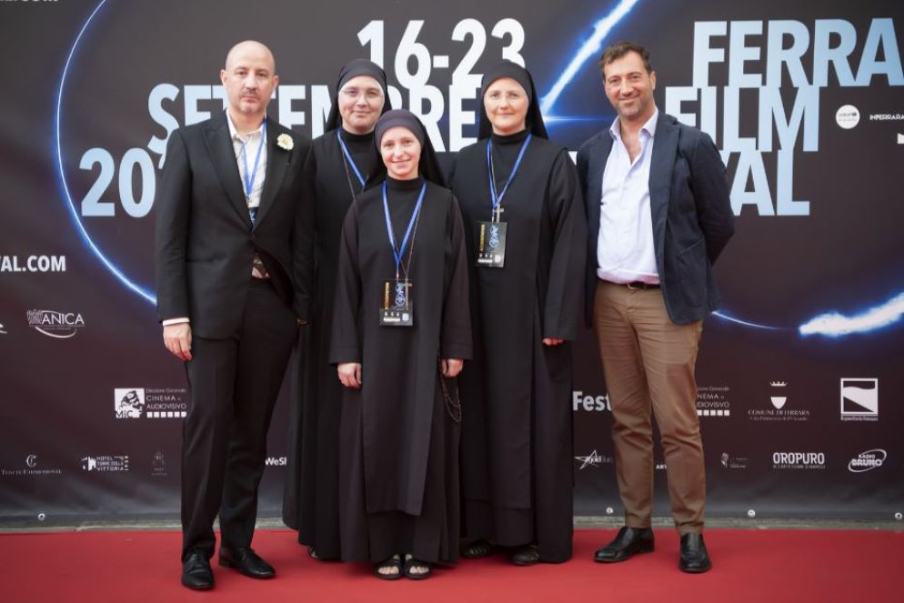 Da sinistra il regista Mike Dorsey e le suore protagoniste del documentario "Sisters of Ukraine" al Ferrara Film Festival - Foto Elisa Catozzi