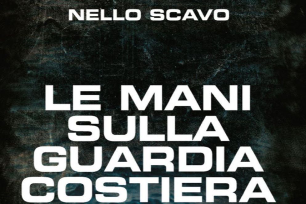 La copertina del volume di Nello Scavo "Le mani sulla guardia costiera" (Chiare lettere) - .