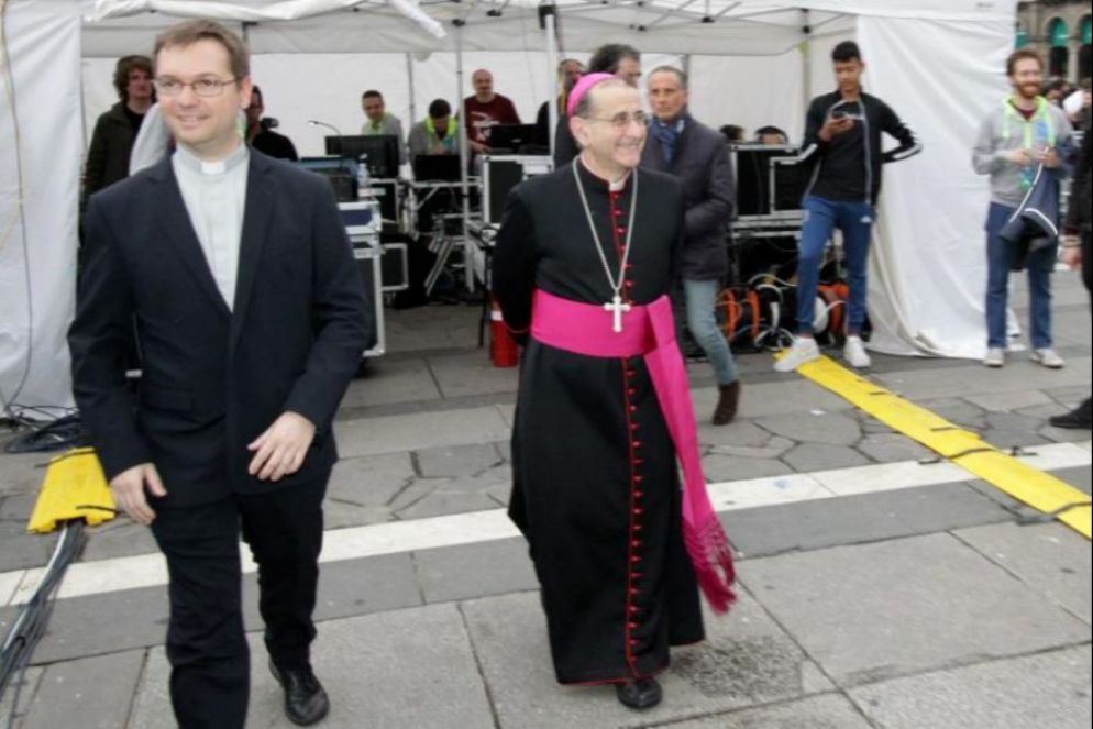 L’arcivescovo di Milano, Mario Delpini, affiancato dal direttore della Fondazione oratori milanesi, don Stefano Guidi - Fotogramma