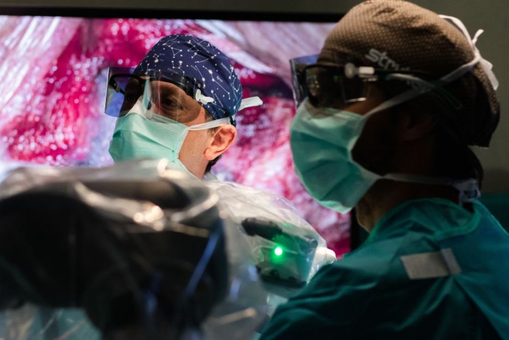 Chirurghi in azione per un trapianto in una delle 40 sale operatorie dell'ospedale - Uffcio stampa Niguarda