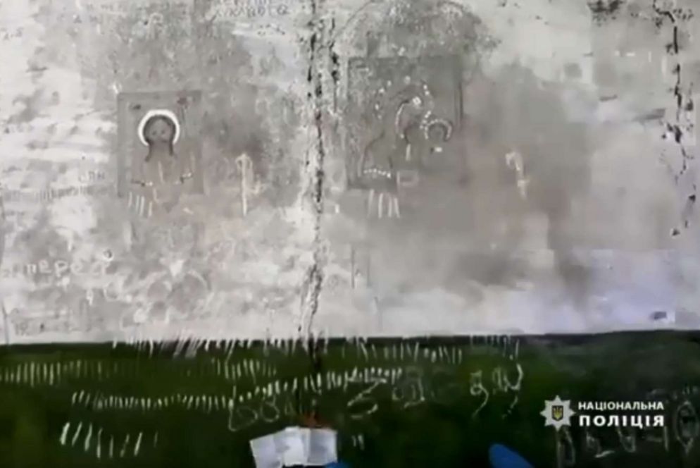 La icone di Gesù e Maria incise sulle pareti dagli ucraini rinchiusi nella stanza delle torture allestita dai militari russi a Vovchansk - Autorità militari ucraine