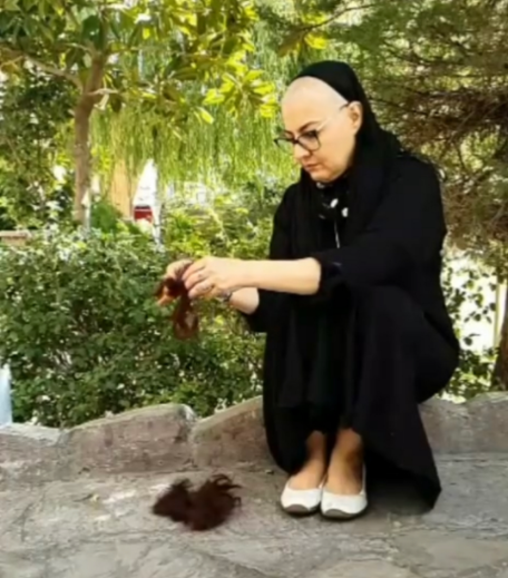 L'attrice Anahita Hemmati si taglia i capelli - Instagram