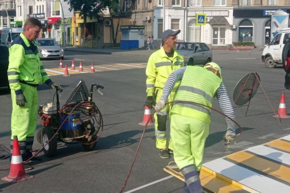 Il rifacimento delle strisce pedonali nella città occupata di Melitopol - Telegram-Melitopol_now