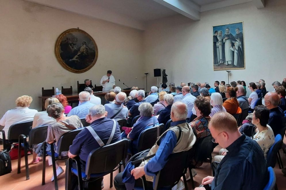 Un momento della catechesi con padre Scarciglia nel convento di San Domenico a Siena