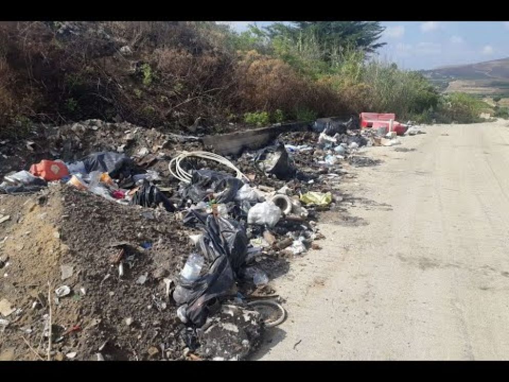 Rifiuti sulla strada che porta alla casa memoriale di Giuseppe Di Matteo - Foto A.M.M.