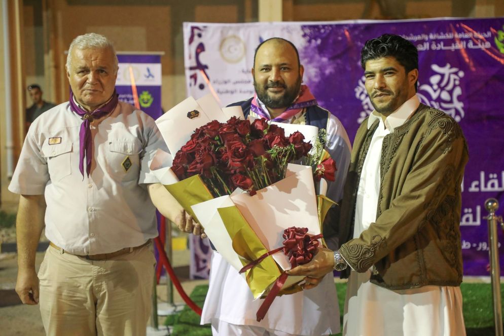 A destra il "comandante Bija", sottoposto a sanzioni Onu, riceve un premio assegnato dal governo di Tripoli - Archivio Avvenire