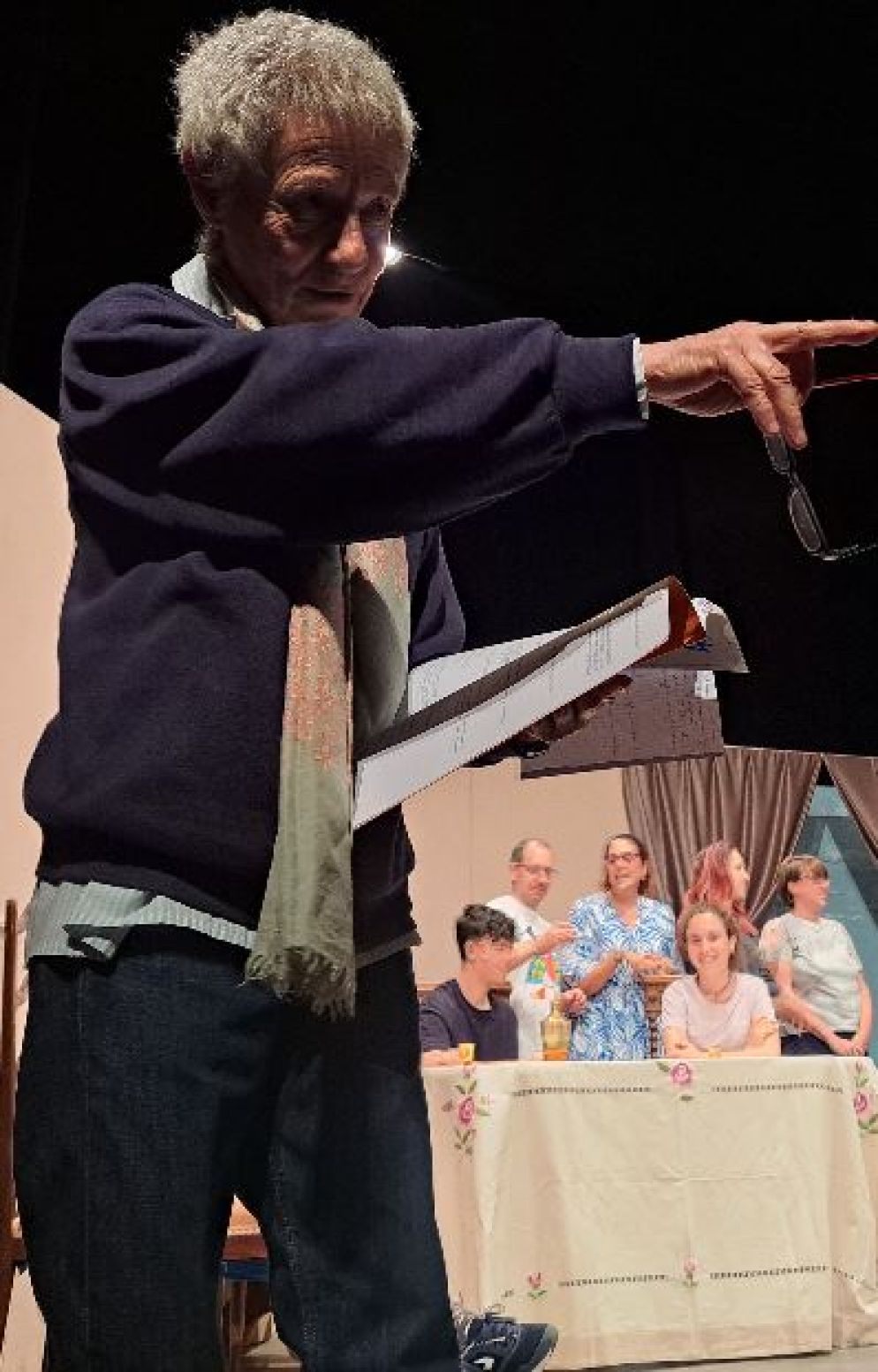 La fondatrice della compagnia, Giuly Rolla, conduce le prove di Gogol al Teatro di Lerici - L.B.