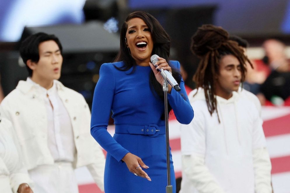 La star afroamericana del country Mickey Guyton canta l'inno nazionale al SuperBowl