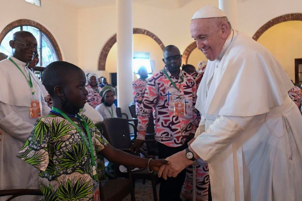 Un bambino, vittima della crudeltà che dilaga in Congo, stringe la mano a papa Francesco - Reuters