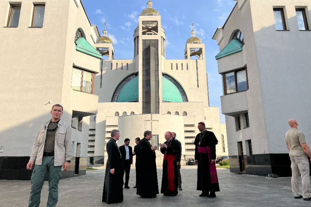 Il cardinale Parolin nella Cattedrale della Risurrezione a Kiev con il capo della Chiesa greco-cattolica ucraina Sviatoslav Shevchuk e il nunzio Visvaldas Kulbokas - Gambassi