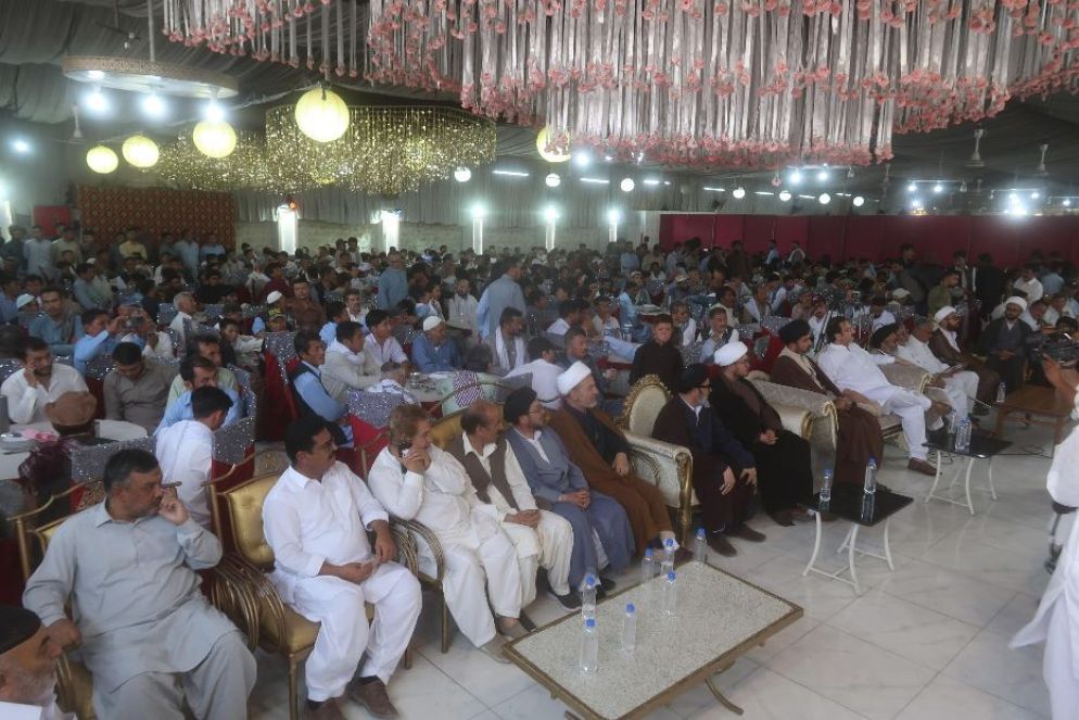 Cestinaia gli ospiti del matrimonio di massa a Quetta - ANSA