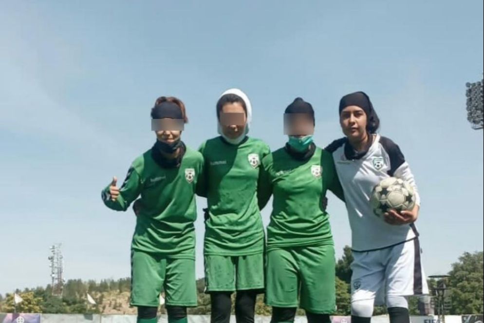 Una foto di Nazira insieme alle sue compagne di squadra, scattata a Kabul prima della sua fuga - .