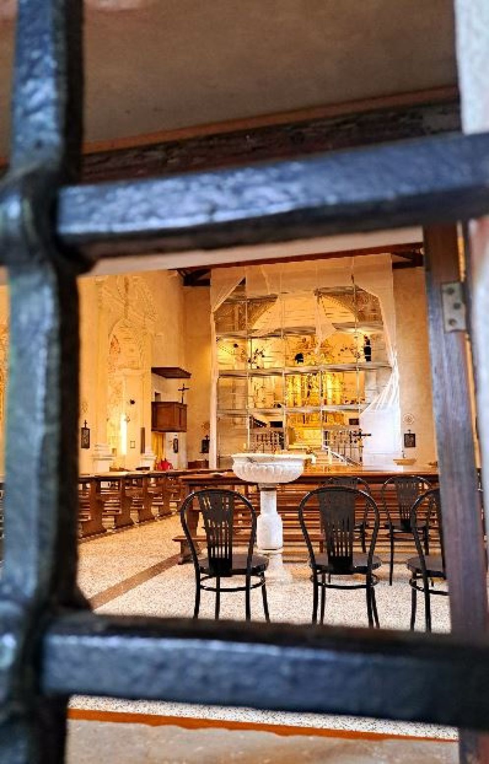 L'interno del Santuario della Santissima Trinità in prossimità delle sorgenti del Livenza - © Giuseppe Matarazzo