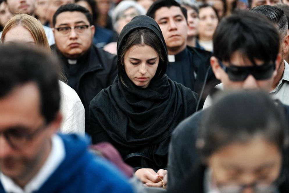 Fedeli in preghiera in piazza San Pietro - Agenzia Romano Siciliani