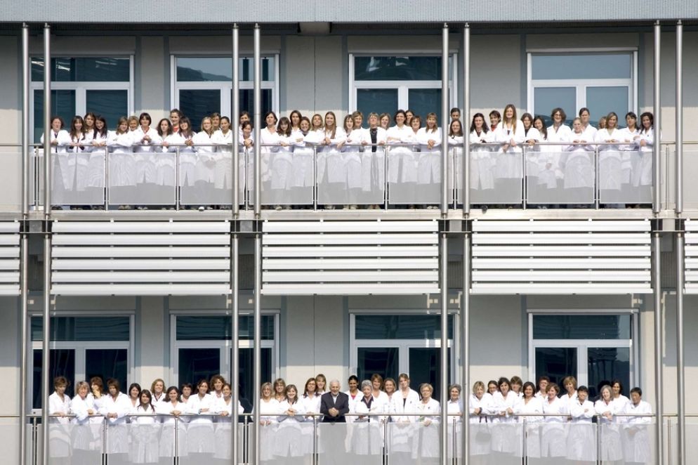 Il professor Garattini con tutto il personale di ricerca dell'Istituto Mario Neegri