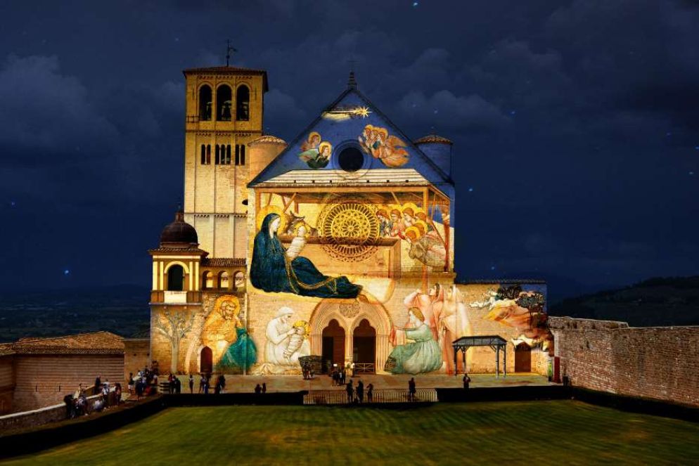 Rivive il Natale di San Francesco negli affreschi di Giotto proiettati sulla facciata della Basilica Superiore di San Francesco l'8 dicembre 2020 - ANSA/Sala Stampa - Basilica San Francesco Assisi