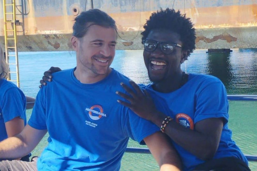 Il vescovo di Trapani Pietro Maria Fragnelli e l’equipaggio a bordo della barca vela di Fondazione Migrantes - .
