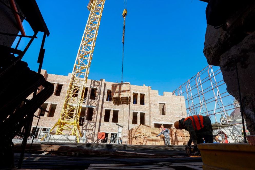 La ricostruzione forzata di Mariupol imposta dalle autorità di occupazione russe - Ansa