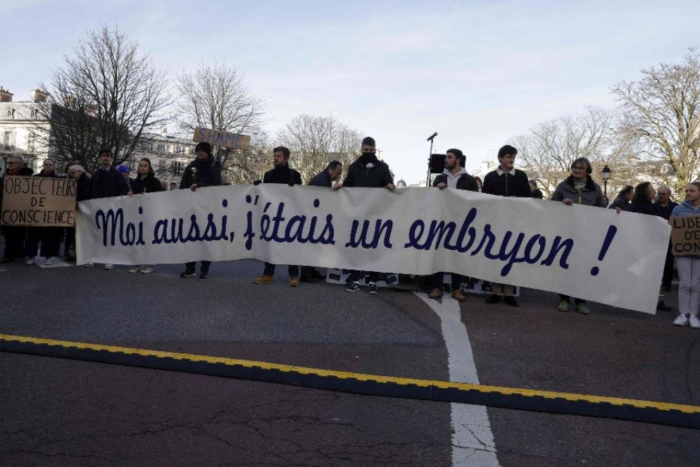 "Anch'io sono stato un embrione": uno striscione al presidio di protesta durante l'atto solenne a Versailles - Ansa