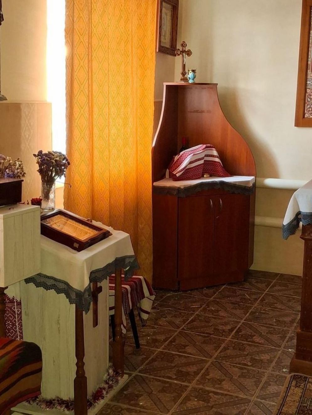 I danni alla chiesetta greco-cattolica attaccata da un missile russo a Zolochiv, cittadina che l'esercito di Mosca intende occupare - Avvenire