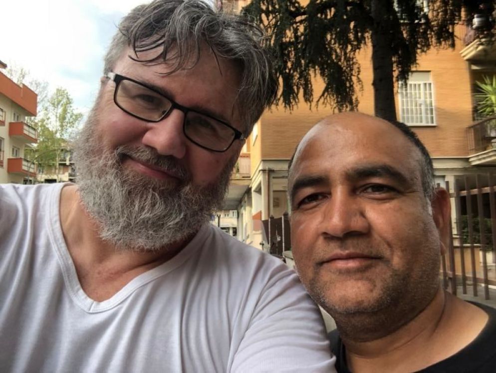 Il sociologo Marco Omizzolo con Balbir, il bracciante indiano sikh che ha avuto il coraggio di denunciare i caporali - Mira