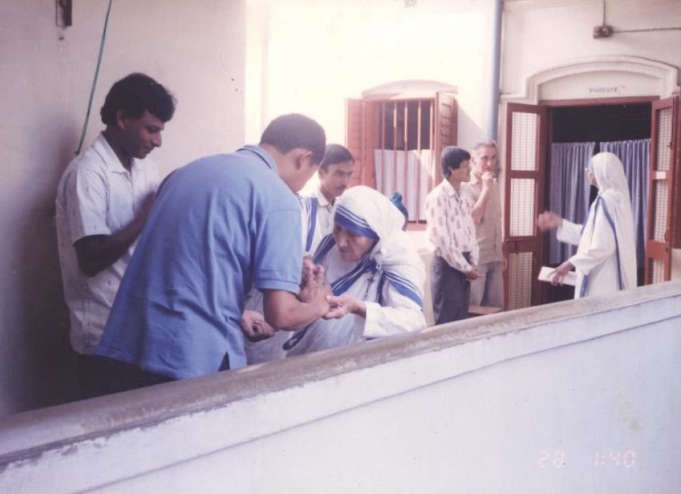 Padre Kinley Tshering in uno dei suoi incontri con Madre Teresa di Calcutta, che ebbe un ruolo decisivo nel confermarlo nella scelta vocazionale - .