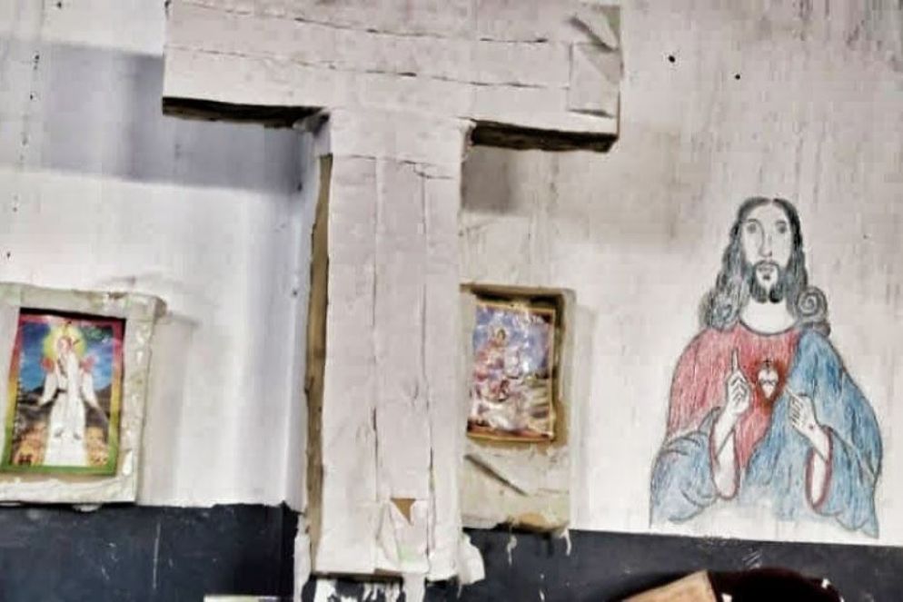 Un particolare della croce allestita dai migranti in un lager libico - N.S.