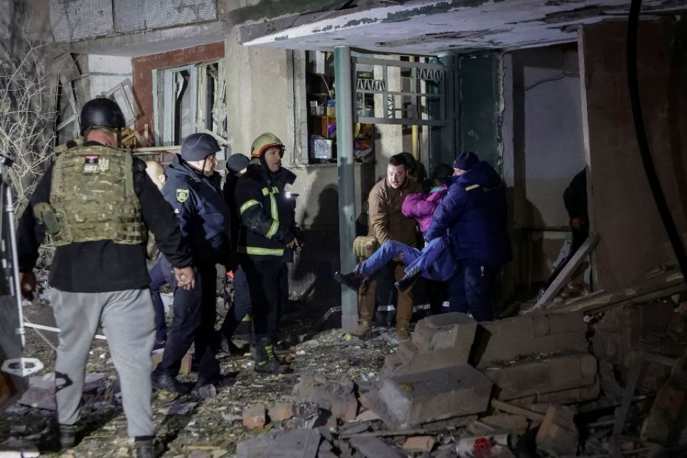 Soccorritori e vigili del fuoco estraggono i feriti dal condominio di Kharkiv bombardato dai russi nella notte - Reuters