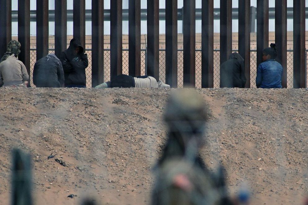 I migranti lungo il confine fra Usa e Messico nell'area di El Paso - Ansa