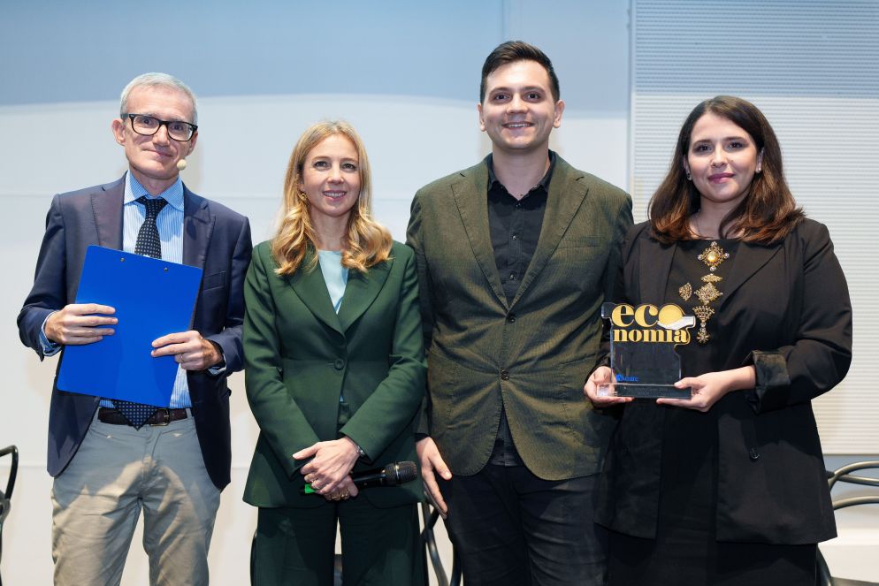 Il vicedirettore di Avvenire Marco Ferrando e Ludovica Busnach di Inaz premiano la startup W3DS, che è riuscita a produrre un tipo di cemento ecosostenibile attraverso i gusci delle cozze
