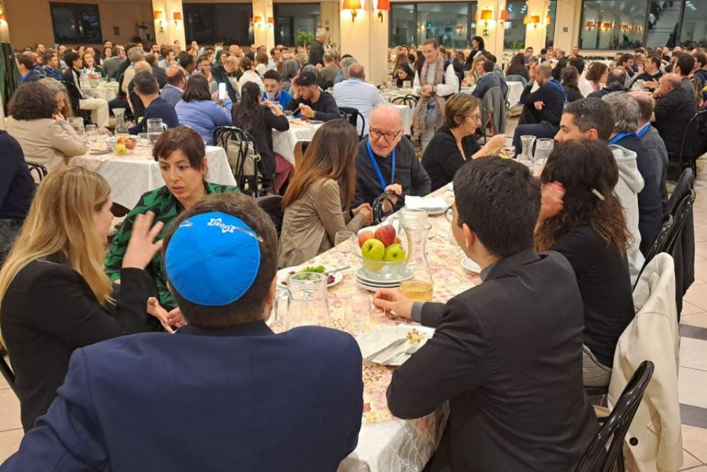 Il momento conviviale condiviso tra gli incaricati di pastorale giovanile e le delegazioni delle altre religioni e confessioni - .